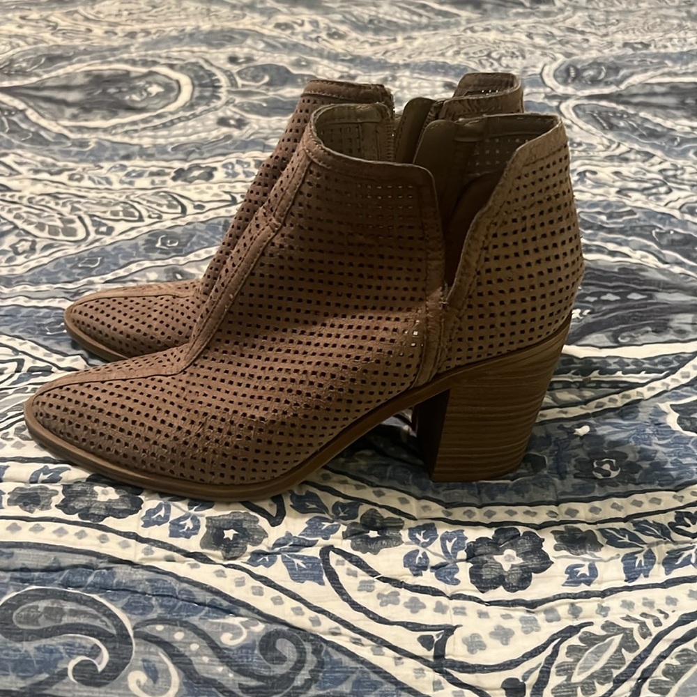 Dolce Vita Size 8 1/2 cut out ankle Booties